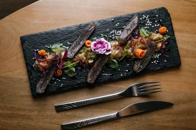 Personnes faisant du vélo d'intérieur en groupe dans une salle de sport lumineuse.