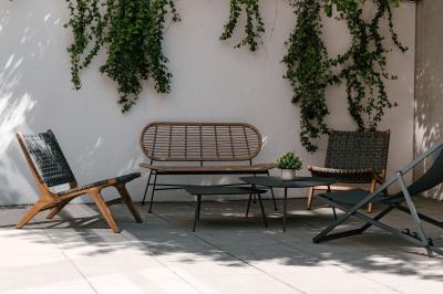 Personnes faisant du vélo d'intérieur en groupe dans une salle de sport lumineuse.