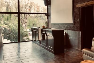 Parking extérieur de nuit, éclairé par des lumières jaunes et entouré d'arbres et de bâtiments.