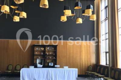 Vue d'une côte avec des falaises, des bâtiments en bord de mer et un ciel partiellement nuageux au crépuscule.