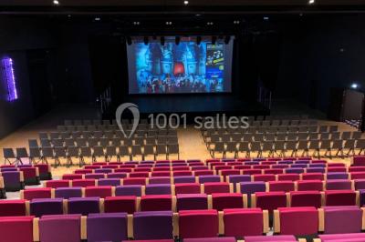 Plan d'aménagement d'une salle avec zones pour repas dansant, cocktails et espace scénique.