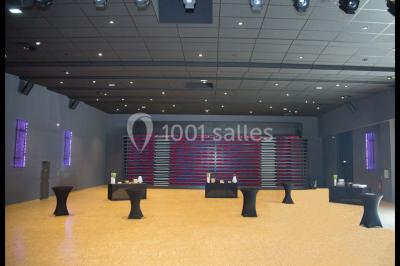 Plan d'aménagement d'une salle avec zones pour repas dansant, cocktails et espace scénique.