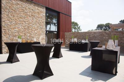 Plan d'aménagement d'une salle avec zones pour repas dansant, cocktails et espace scénique.