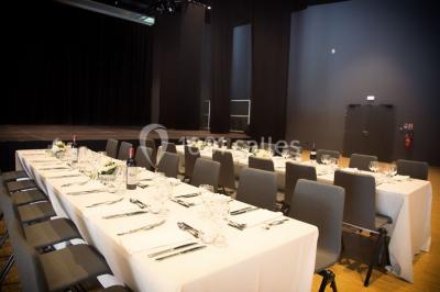 Plan d'aménagement d'une salle avec zones pour repas dansant, cocktails et espace scénique.