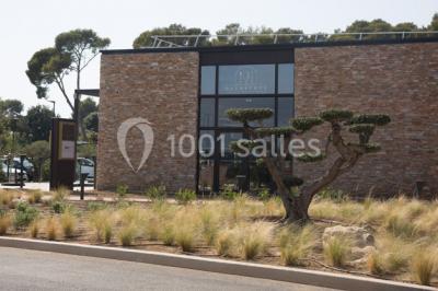 Plan d'aménagement d'une salle avec zones pour repas dansant, cocktails et espace scénique.