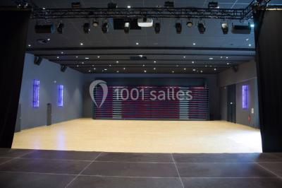 Plan d'aménagement d'une salle avec zones pour repas dansant, cocktails et espace scénique.