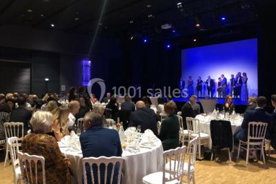 Plan d'aménagement d'une salle avec zones pour repas dansant, cocktails et espace scénique.