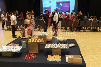 Plan d'aménagement d'une salle avec zones pour repas dansant, cocktails et espace scénique.