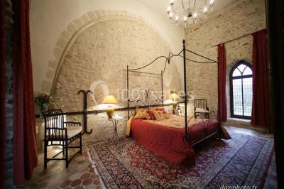 Un couple en tenue de mariage marche dans une allée extérieure décorée, entourée de chaises et de pétales de fleurs.