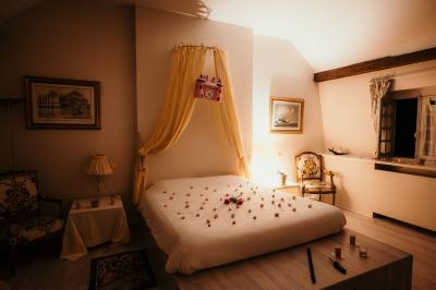 Un couple en tenue de mariage marche dans une allée extérieure décorée, entourée de chaises et de pétales de fleurs.