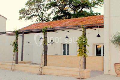 Vue aérienne d'une fête nocturne en extérieur avec éclairages violets, scène musicale et invités rassemblés.