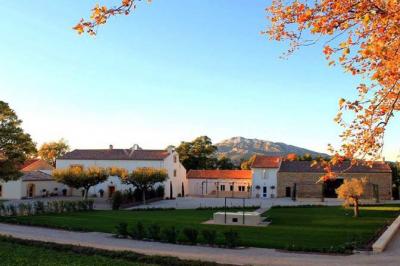 Vue aérienne d'une fête nocturne en extérieur avec éclairages violets, scène musicale et invités rassemblés.