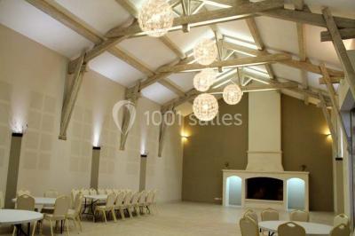 Vue aérienne d'une fête nocturne en extérieur avec éclairages violets, scène musicale et invités rassemblés.