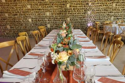 Vue aérienne d'une fête nocturne en extérieur avec éclairages violets, scène musicale et invités rassemblés.