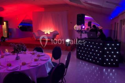 Cuisine professionnelle équipée avec lave-vaisselle industriel, réfrigérateur, plan de travail et cuisinière en inox.