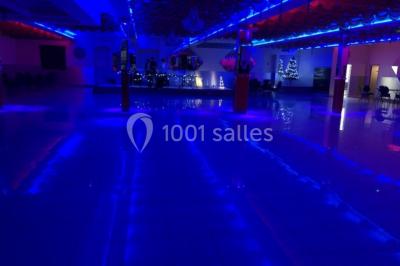 Cuisine professionnelle équipée avec lave-vaisselle industriel, réfrigérateur, plan de travail et cuisinière en inox.