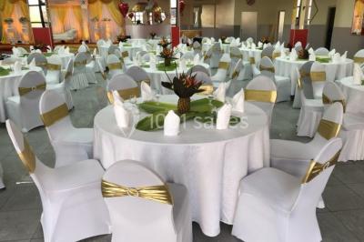 Cuisine professionnelle équipée avec lave-vaisselle industriel, réfrigérateur, plan de travail et cuisinière en inox.