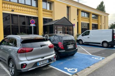 Cuisine professionnelle équipée avec lave-vaisselle industriel, réfrigérateur, plan de travail et cuisinière en inox.