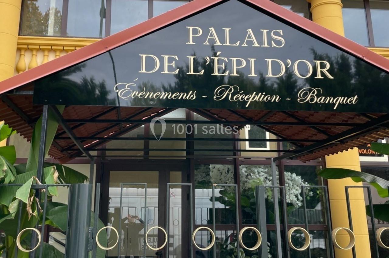 Entrée d'un bâtiment avec une enseigne ’Palais de l'Épi d'Or’ indiquant événements, réceptions et banquets.
