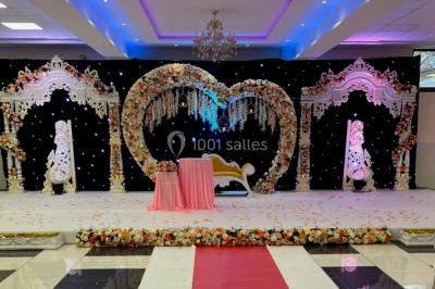 Cuisine professionnelle équipée avec lave-vaisselle industriel, réfrigérateur, plan de travail et cuisinière en inox.