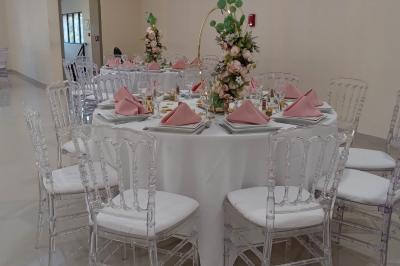 Cuisine professionnelle équipée avec lave-vaisselle industriel, réfrigérateur, plan de travail et cuisinière en inox.