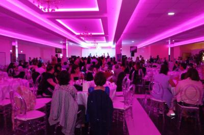 Cuisine professionnelle équipée avec lave-vaisselle industriel, réfrigérateur, plan de travail et cuisinière en inox.