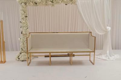 Cuisine professionnelle équipée avec lave-vaisselle industriel, réfrigérateur, plan de travail et cuisinière en inox.