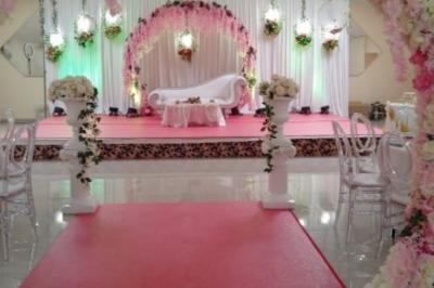 Cuisine professionnelle équipée avec lave-vaisselle industriel, réfrigérateur, plan de travail et cuisinière en inox.