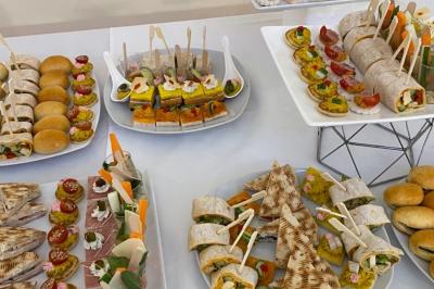 Cuisine professionnelle équipée avec lave-vaisselle industriel, réfrigérateur, plan de travail et cuisinière en inox.