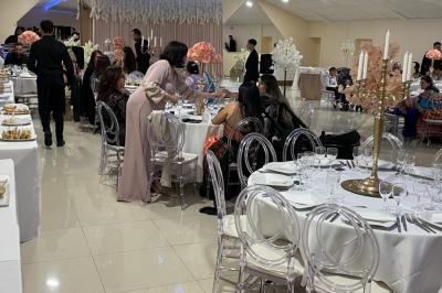 Cuisine professionnelle équipée avec lave-vaisselle industriel, réfrigérateur, plan de travail et cuisinière en inox.