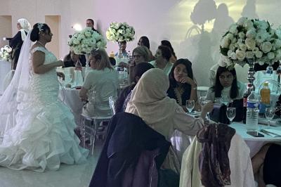 Cuisine professionnelle équipée avec lave-vaisselle industriel, réfrigérateur, plan de travail et cuisinière en inox.