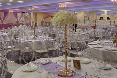 Cuisine professionnelle équipée avec lave-vaisselle industriel, réfrigérateur, plan de travail et cuisinière en inox.