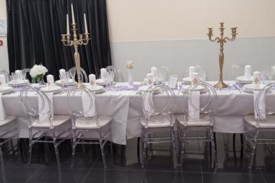 Cuisine professionnelle équipée avec lave-vaisselle industriel, réfrigérateur, plan de travail et cuisinière en inox.