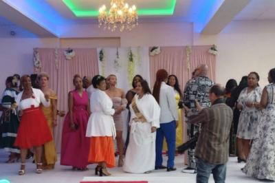 Cuisine professionnelle équipée avec lave-vaisselle industriel, réfrigérateur, plan de travail et cuisinière en inox.