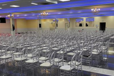 Cuisine professionnelle équipée avec lave-vaisselle industriel, réfrigérateur, plan de travail et cuisinière en inox.