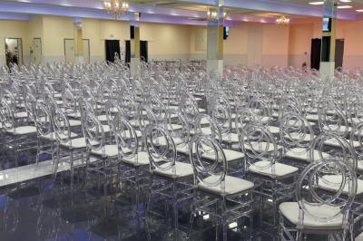 Cuisine professionnelle équipée avec lave-vaisselle industriel, réfrigérateur, plan de travail et cuisinière en inox.