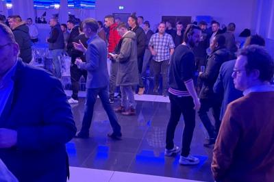 Cuisine professionnelle équipée avec lave-vaisselle industriel, réfrigérateur, plan de travail et cuisinière en inox.