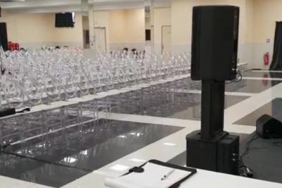 Cuisine professionnelle équipée avec lave-vaisselle industriel, réfrigérateur, plan de travail et cuisinière en inox.