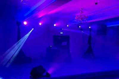 Cuisine professionnelle équipée avec lave-vaisselle industriel, réfrigérateur, plan de travail et cuisinière en inox.