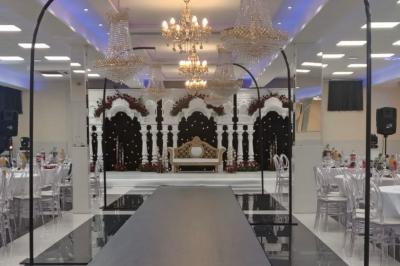 Cuisine professionnelle équipée avec lave-vaisselle industriel, réfrigérateur, plan de travail et cuisinière en inox.