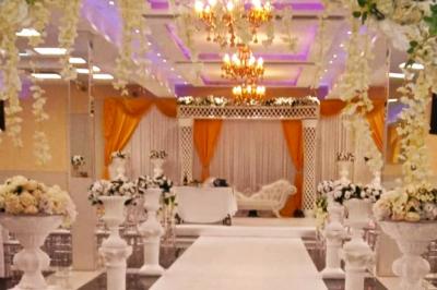 Cuisine professionnelle équipée avec lave-vaisselle industriel, réfrigérateur, plan de travail et cuisinière en inox.