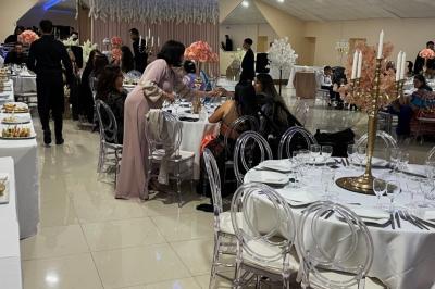 Cuisine professionnelle équipée avec lave-vaisselle industriel, réfrigérateur, plan de travail et cuisinière en inox.