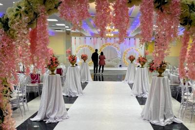 Cuisine professionnelle équipée avec lave-vaisselle industriel, réfrigérateur, plan de travail et cuisinière en inox.