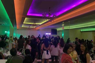 Cuisine professionnelle équipée avec lave-vaisselle industriel, réfrigérateur, plan de travail et cuisinière en inox.