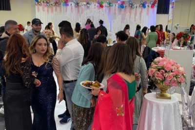 Cuisine professionnelle avec plan de travail en marbre, évier inox, lave-vaisselle industriel et réfrigérateurs en acier…