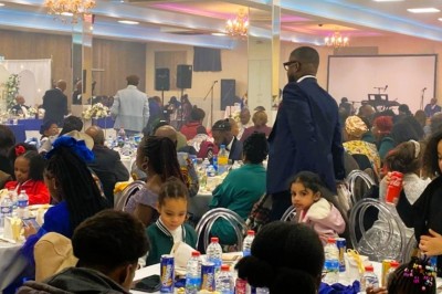 Cuisine professionnelle avec plan de travail en marbre, évier inox, lave-vaisselle industriel et réfrigérateurs en acier…