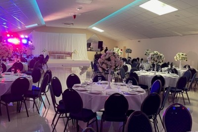 Cuisine professionnelle avec plan de travail en marbre, évier inox, lave-vaisselle industriel et réfrigérateurs en acier…