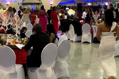 Cuisine professionnelle avec plan de travail en marbre, évier inox, lave-vaisselle industriel et réfrigérateurs en acier…