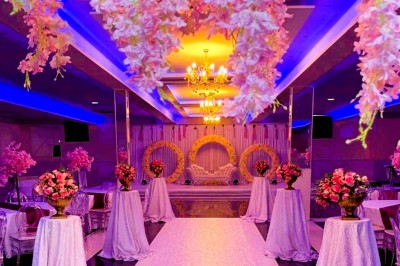 Cuisine professionnelle avec plan de travail en marbre, évier inox, lave-vaisselle industriel et réfrigérateurs en acier…