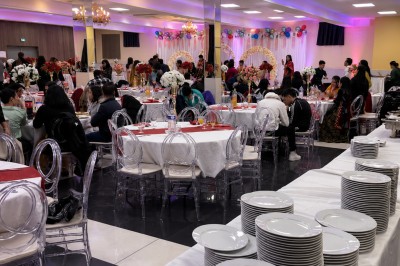 Miniature Location salle Villejuif (Val-de-Marne) - Palais de l'Épi d'Or #40 Cuisine professionnelle avec plan de travail en marbre, évier inox, lave-vaisselle industriel et réfrigérateurs en acier…